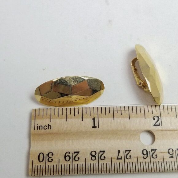 Vintage Gold Tone Oval Clip On Earrings, Angular Faceted Surface, Retro Estate - Picture 3 of 6